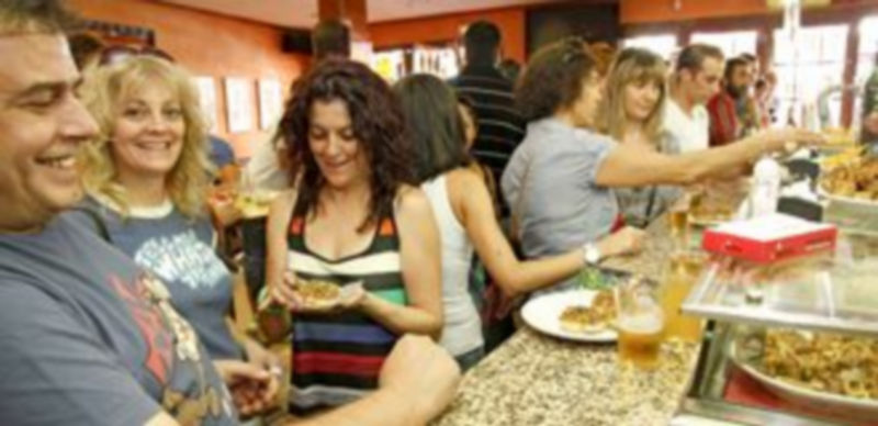 Diecisiete establecimientos ofrecerán sus tapas en San Miguel 1 La valoración del jurado profesional se sumará a la del popular para decidir el establecimiento ganador. / Gabriel Gómez