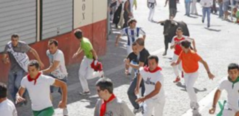 Primer encierro del ciclo de este año en la villa a su paso por la calle Resina. / Gabriel Gómez