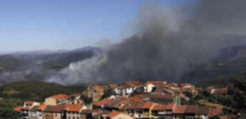 Permanece activo un incendio cerca del Parque Natural de las Batuecas 1 La humareda fue visible desde muchos kilómetros de distancia. / Ical
