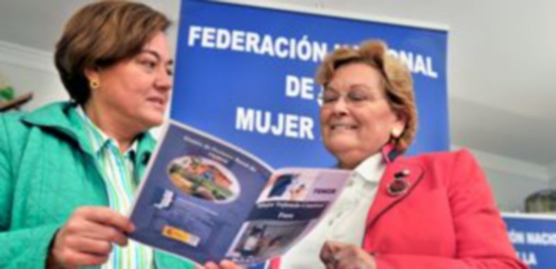 Elena García Gil y Juana Borrego revisan el programa del foro que tendrá lugar hoy en Segovia. / Kamarero.