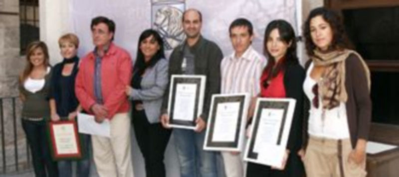 Los ganadores de la edición de 2010 junto a los representantes municipales y de Encierros de Cuéllar. / Nuria Pascual