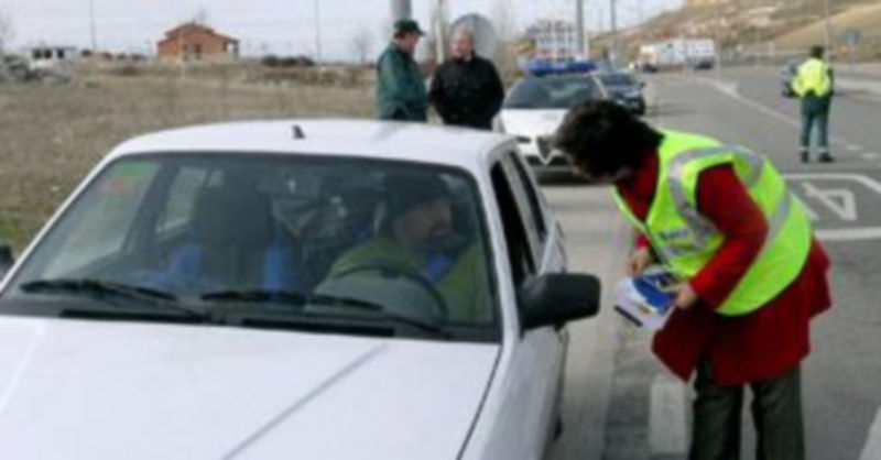 La subdelegada del Gobierno repartió folletos informativos a los conductores sobre la campaña de la DGT. / El Adelantado.