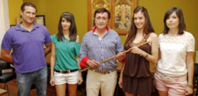 El alcalde entrega la vara de mando municipal a Sara Bayón en presencia de sus damas y del edil de Tráfico. / Gabriel Gómez