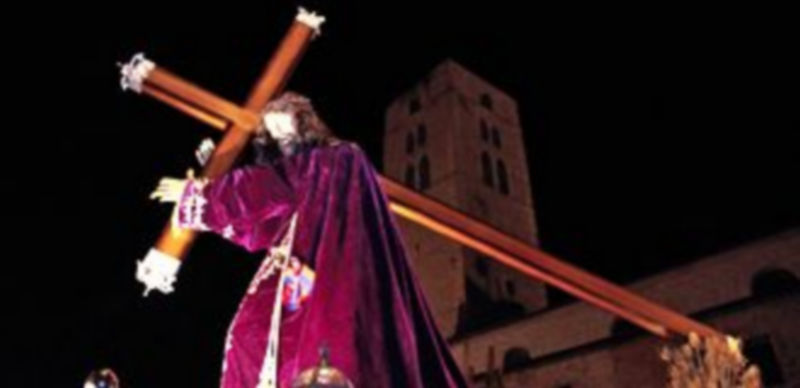 Imagen del Nazareno de la villa a su paso por la iglesia de El Salvador el Viernes Santo de 2012. / Gabriel Gómez