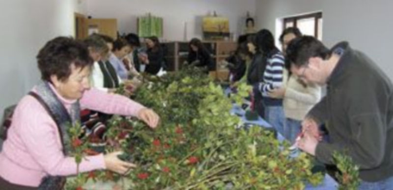Taller de elaboración de centros de flores de ramas de acebo en una localidad rural. / El Adelantado