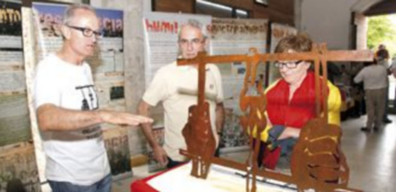 Escultura que IU pretende colocar junto al Castillo en la exposición que realizaron en verano. / Gabriel Gómez