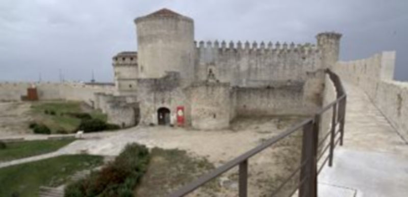 IU Cuéllar pretende ubicar la escultura en la explanada junto al Castillo del municipio. / Gabriel Gómez