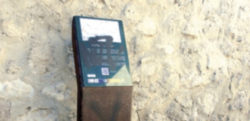 Uno de los atriles que han sufrido pintadas en el conjunto histórico de la villa. / El Adelantado