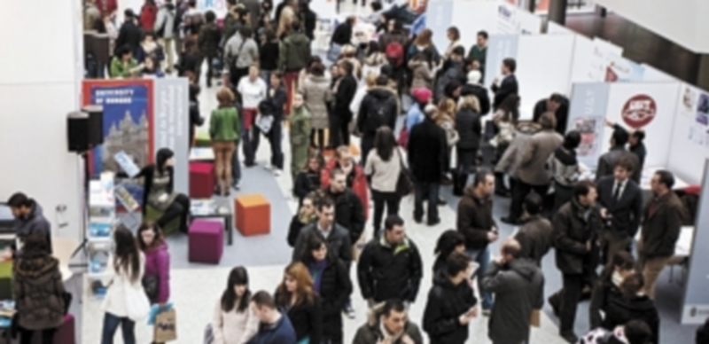 Cientos de jóvenes buscan empleo y entregan su curriculum en una feria . / Patricia