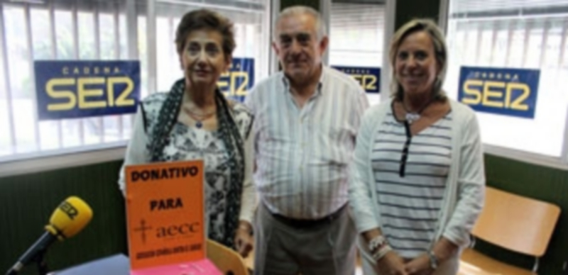 Santiago Martín Merino junto a Concepción Díez en la apertura de la caja de donaciones en Radio Cuéllar./ Chantal Núñez