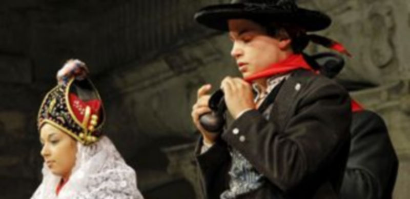 Grupo de Danzas de la villa durante su actuación de 2012. / Gabriel Gómez