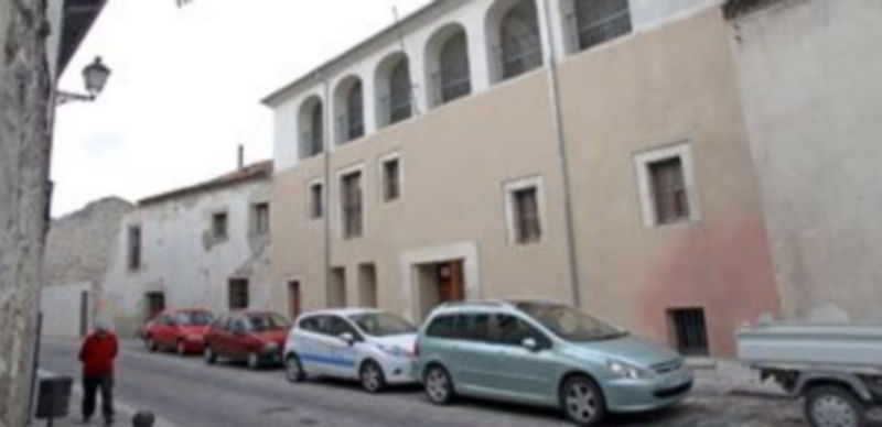 Acceso a las instalaciones del Albergue de La Magdalena en la calle del mismo nombre. / Gabriel Gómez