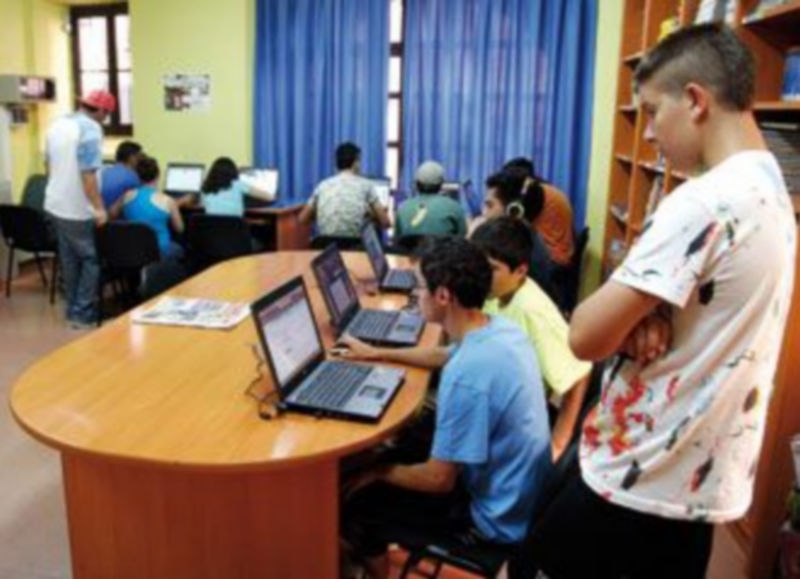 Aula de informática de la Casa Joven Carchena con  los nuevos equipos instalados./GABRIEL GÓMEZ