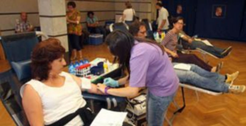 Los técnicos del Centro de Hemoterapia atendieron a los donantes en el salón de actos. / Juan Martín.
