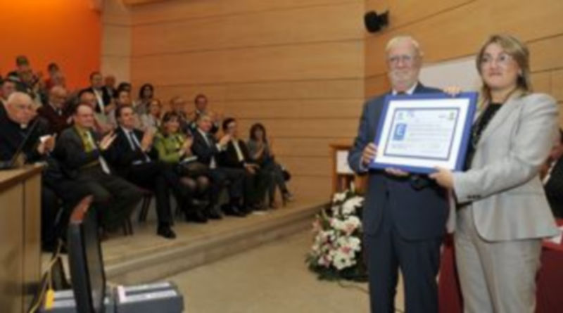 Enrique Quejido entregó a Eva María Matarranz la certificación de calidad otorgada al centro. / Juan Martín