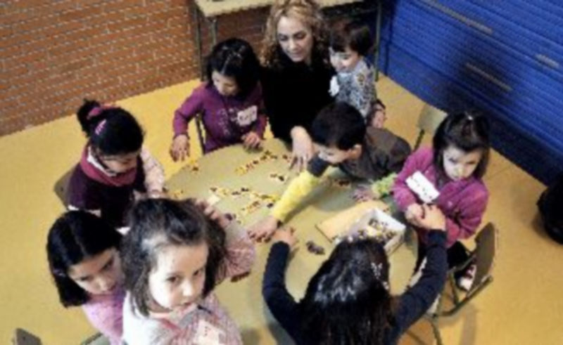 Una monitora del programa atiende a un grupo de niños durante la actividad. / Juan Martín