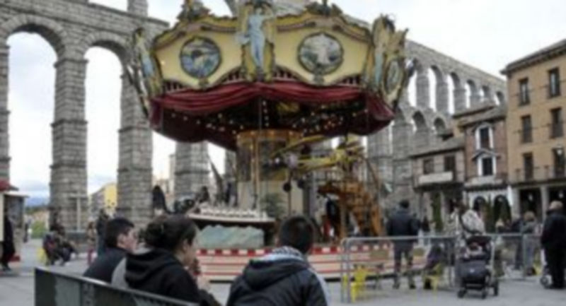 El Carrusel Magique  comenzó ayer a dar sus primeros giros para deleite de los más pequeños. / Juan Martín