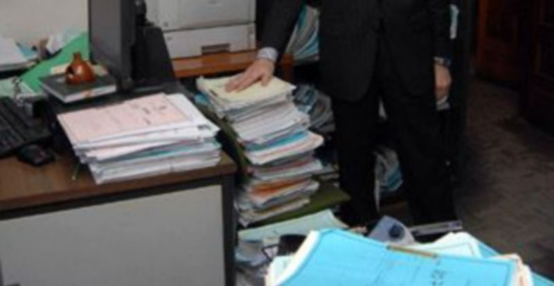 Papeles acumulados en un juzgado de primera instancia e instrucción de Segovia. La nueva aplicación supondrá un ahorro de papel. / Juan Martín