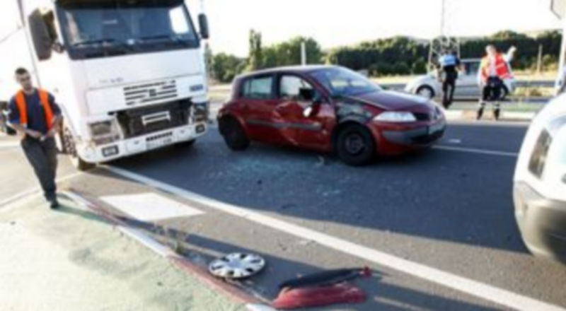 Imagen de cómo quedó el turismo en el siniestro ocurrido el viernes en la carretera de Arévalo. / Diego de Miguel
