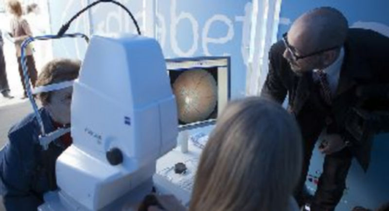 Foto de archivo de una revisión de fondo de ojo en una consulta oftalmológica. / Ical