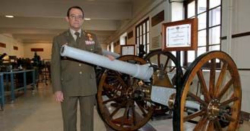 El general Sanz y Calabria posa ante una de las piezas históricas de la sala de materiales de la Academia. / R.BLANCO/ICAL