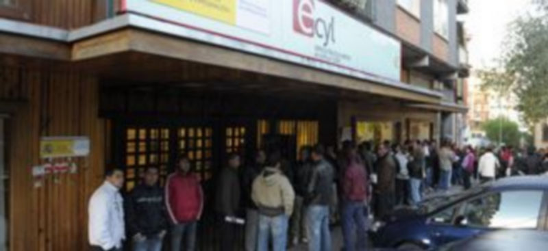 En los últimos meses se concentran numerosas personas en la oficina de empleo de Segovia. /KAMARERO