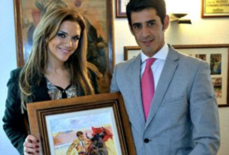 Beatriz Trapote y Victor Janeiro posan con el lienzo de Lope Tablada. / Kamarero.