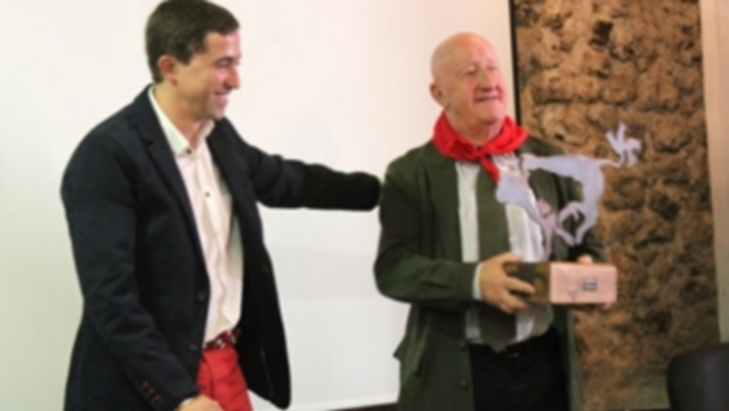 Javier Sánchez Arjona recogiendo el trofeo. / Chantal Núñez