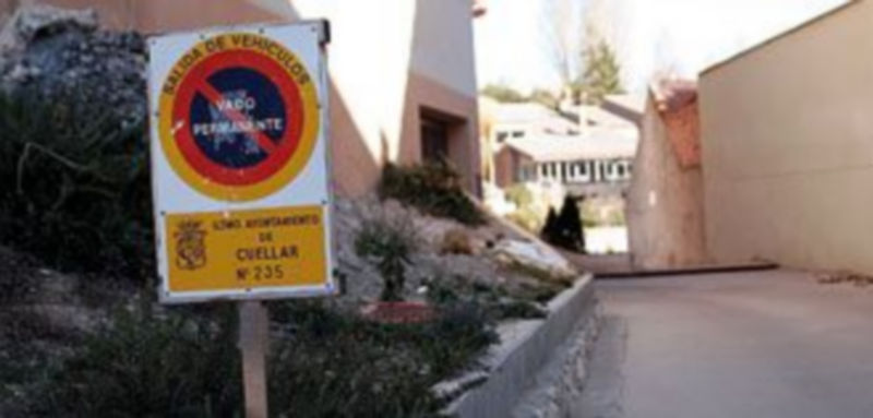 Solo son válidos los vados regulados por el Ayuntamiento. /GABRIEL GÓMEZ