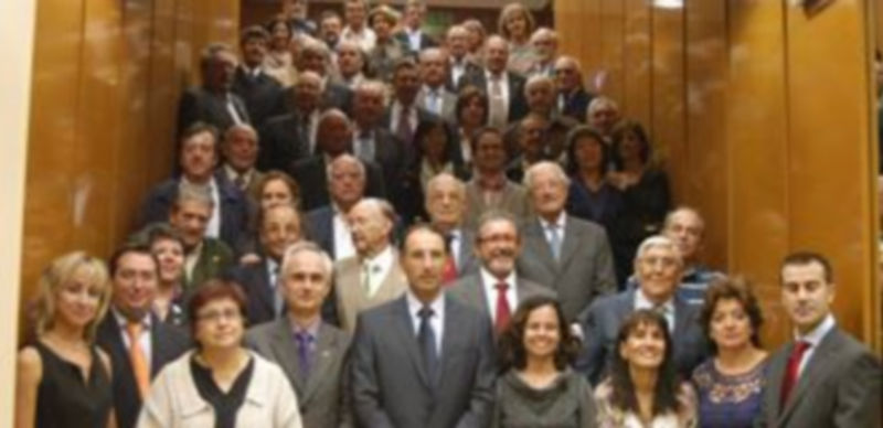 Foto de familia de los colegiados distinguidos el pasado año en la festividad de San Cosme y San Damián. / El Adelantado