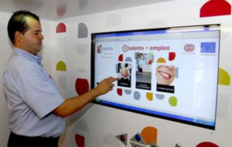 Uno de los técnicos de Inserta muestra sobre una pantalla táctil las características del programa./Alberto Benavente