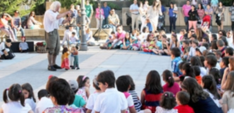 Ls calles de la villa volverán a llenarse de la animación de los espectáculos teatrales del ciclo. / C.N.