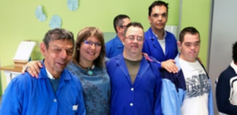 Sonia Martín junto a algunos de los usuarios de los centros Fundación Personas de Cuéllar. / El Adelantado