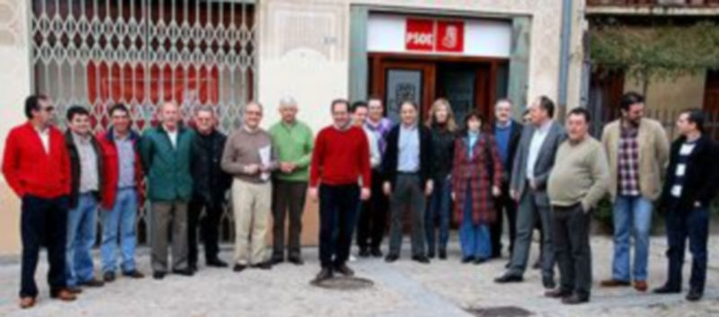 Fotografía de familia de los miembros de la Comisión Permanente y el Consejo Territorial del PSOE de Segovia ante la sede del partido en la capital./ El Adelantado
