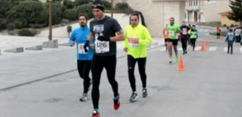 La V edición de la Carrera de las Murallas abre su plazo de inscripción 1 Corredores a su paso por las murallas de Cuéllar en la edición del año 2014. / Chantal Núñez