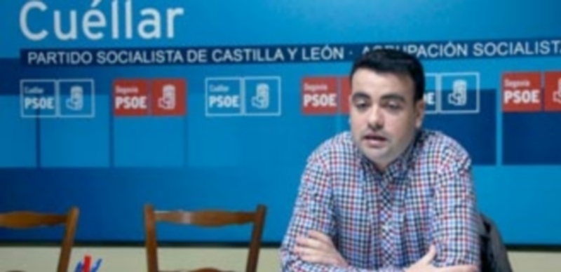 Carlos Fraile en la exposición de motivos de la moción que esta noche presentará ante el pleno. / C.N.