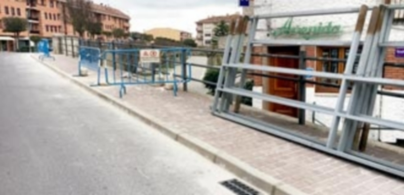 Últimos trabajos realizados en la acera que comunica Severo Ochoa con Camilo José Cela. / E.A.