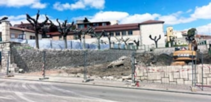 Estado actual en que se encuentran las obras del gimnasio del colegio ‘La Villa’. / Chantal Núñez