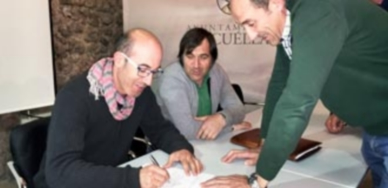 El presidente de la asociación ‘A Caballo’ firmando el documento