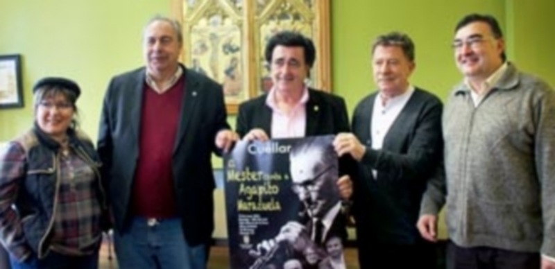 El Nuevo Mester de Juglaría junto al alcalde de la villa