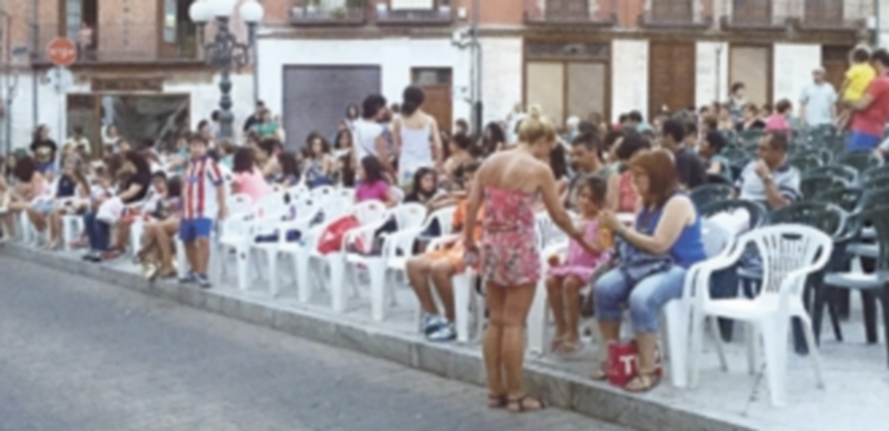 Asociaciones y Ayuntamiento promueven el cine de verano 1 El cine de verano concentra a cientos de vecinos en la Plaza Mayor de la localidad. / Chantal Núñez
