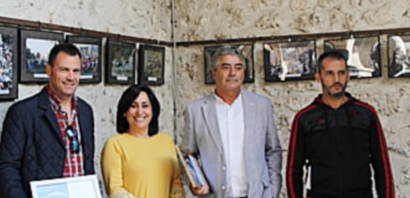 Los ganadores posan junto a sus obras