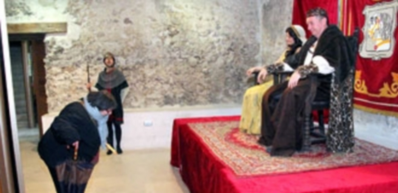 Un recibimiento real sirvió para dar comienzo a una presentación de lo más amena del Plan Turístico de Cuéllar de cara a Las Edades del Hombre. / C.N.