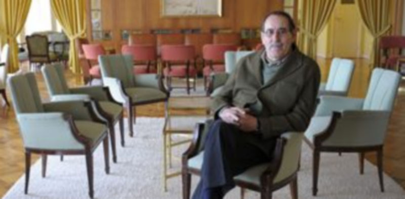 El presidente del Casino posa en la Sala de la Chimenea./ Kamarero