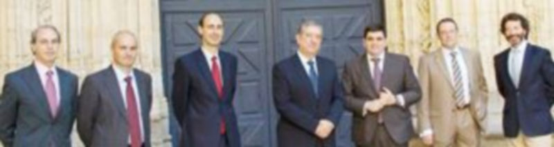 El general Ricardo Sotomayor y el rector de IE Universidad al lado de la portada de Santa Cruz la Real./El Adelantado