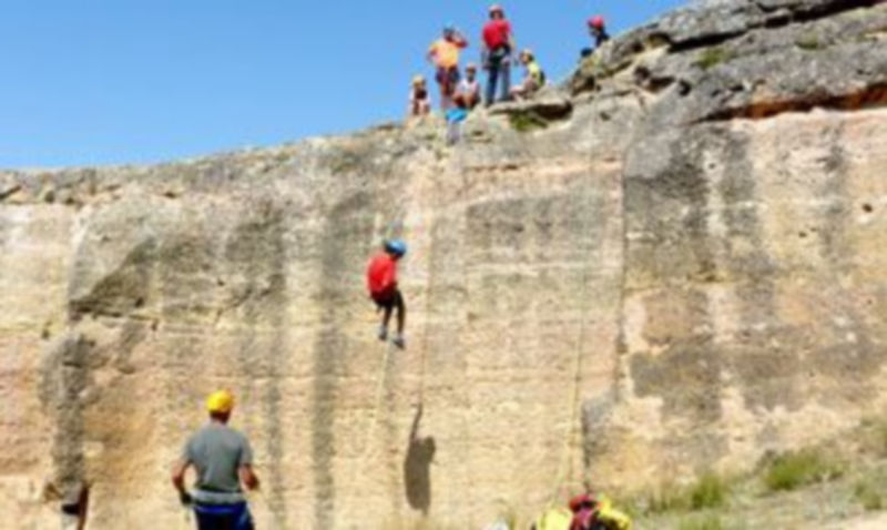 Las actividades al aire libre forman parte de la oferta de los campamentos urbanos estivales en Segovia. / Juan Martín.