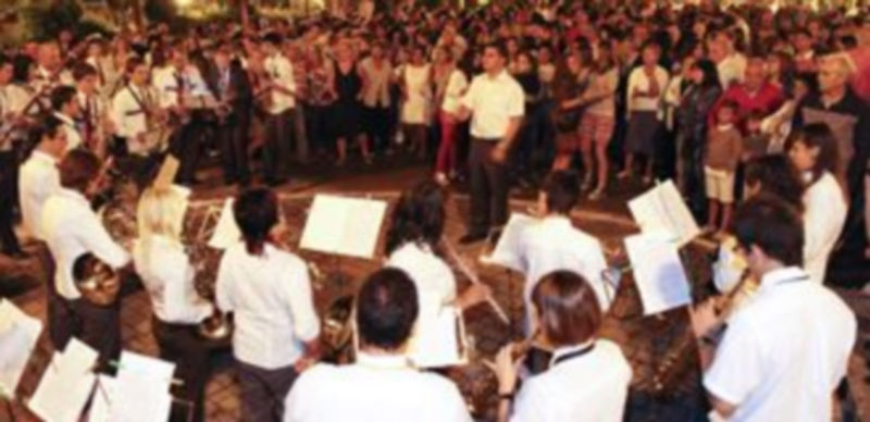 Los integrantes de la Banda durante la actuación al pie del escenario./Gabriel Gómez