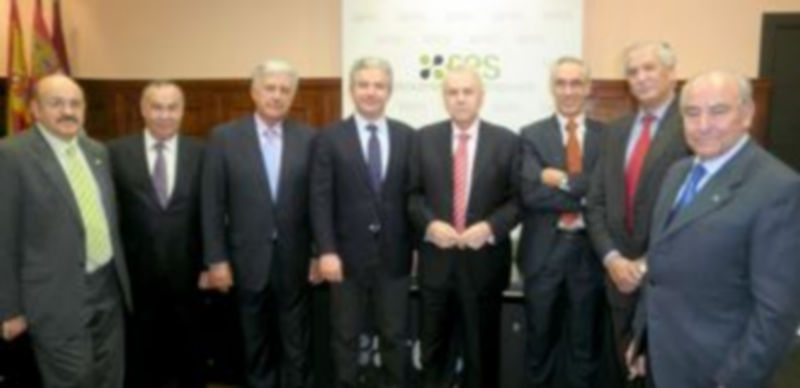 Foto de los miembros constituyentes de la Asociación de Empresarios Segovianos en el Exterior con Palomo en el centro. / E. A.