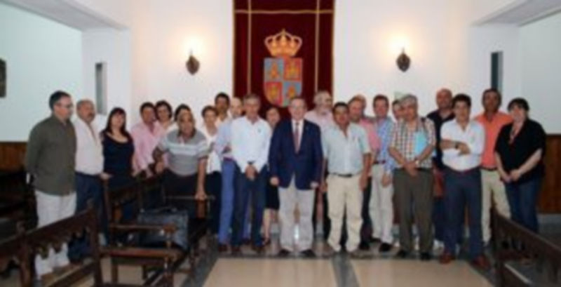Foto de familia de los asistentes a la reunión con el delegado de la Junta. / E. A.