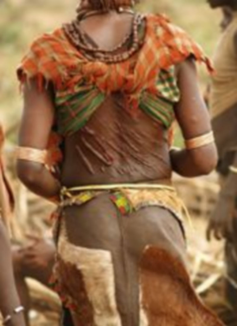 Mujer hamer en el ritual “Ukuli bula” o “Salto de la vaca”. / El Adelantado